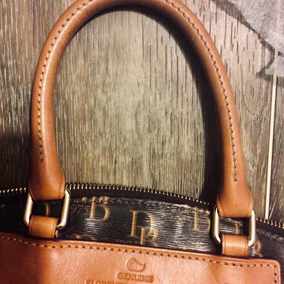 Dooney and bourke handbag - Picture 3 of 8